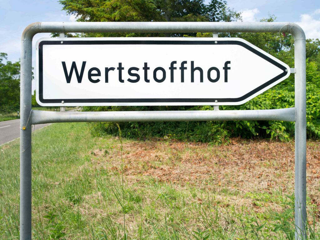 Straßenschild zum Wertstoffhof