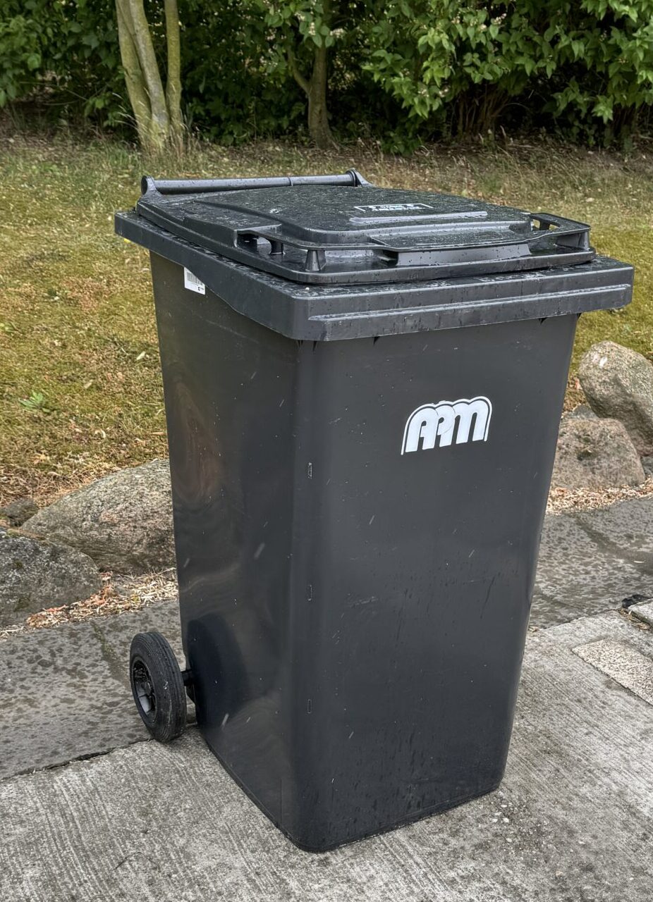 schwarze Restmülltonne