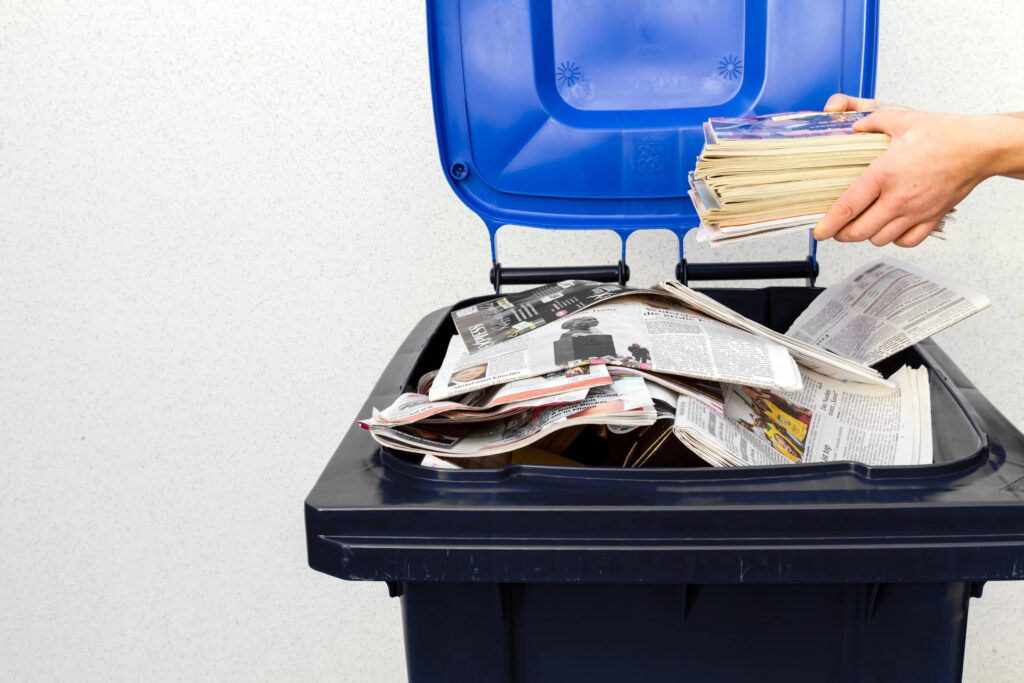 Blick in eine Papiertonne