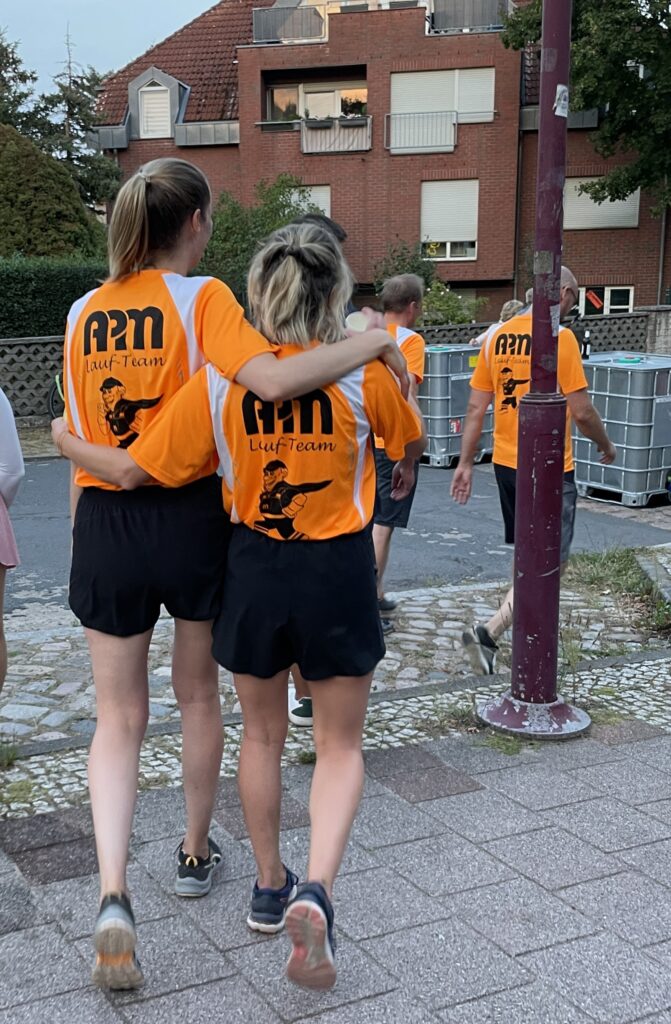 Teamkolleginnen Arm in Arm
