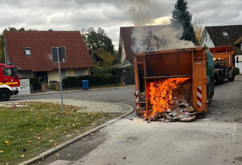 Brennendes Müllsammelfahrzeug