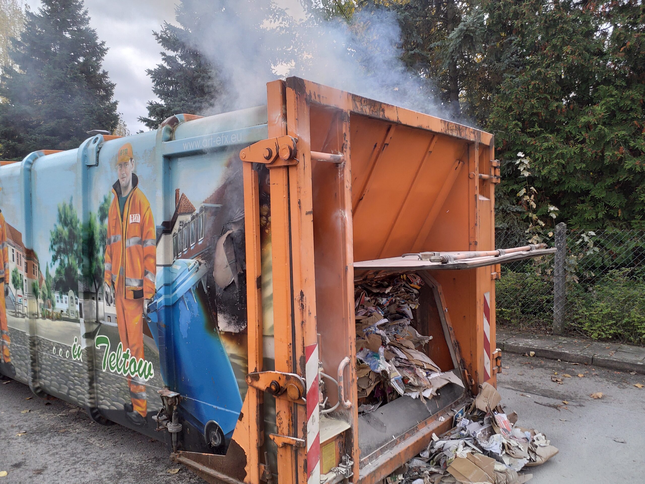 Qualmendes Müllsammelfahrzeug