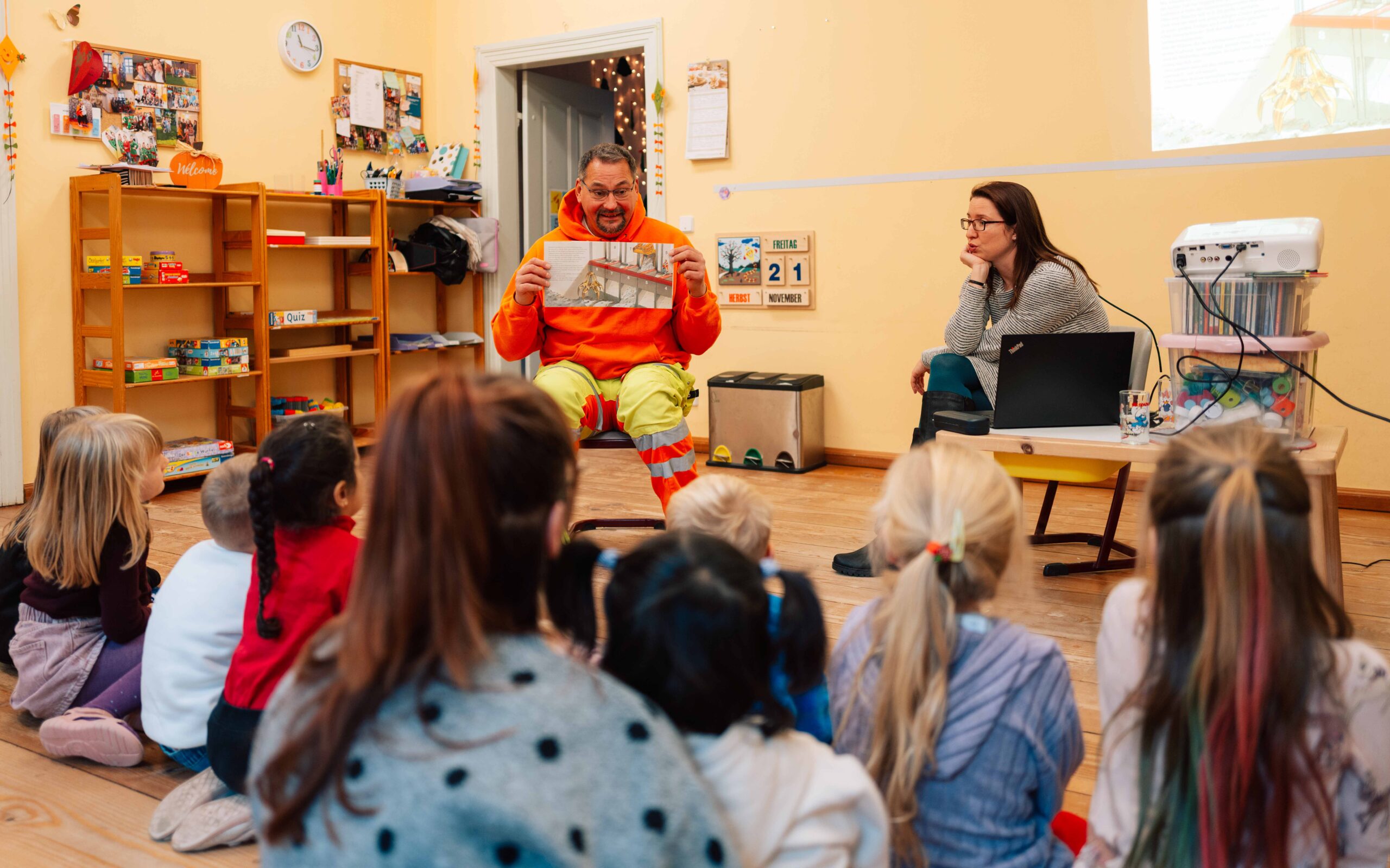 Müllwerker Ralf mit Buch