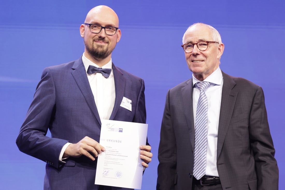 Zwei Personen mit Urkunde