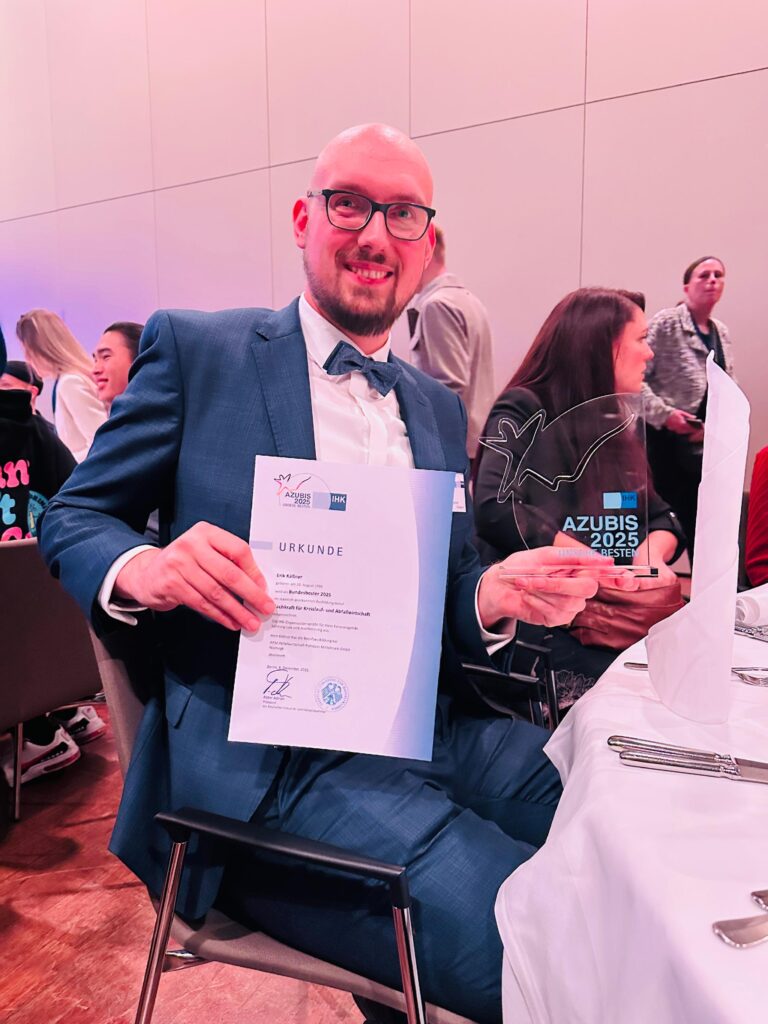 Mann hält Zertifikat in der Hand