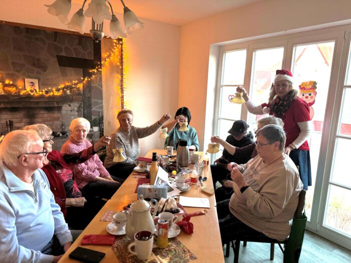 Seniorengruppe mit Basteleien