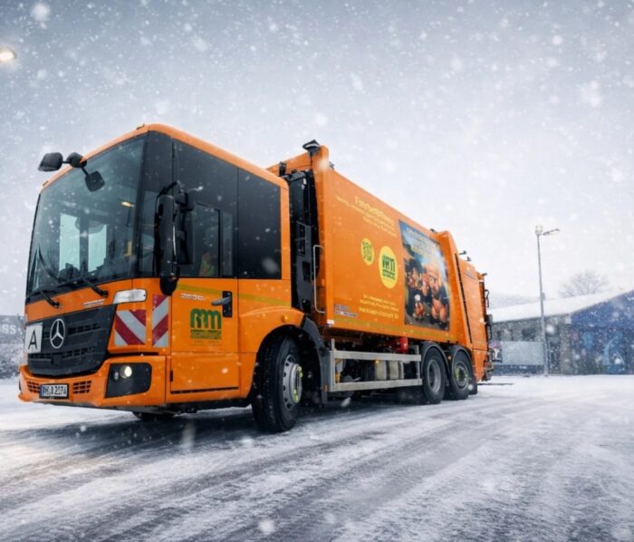 Müllauto inmitten dichter Schneeflocken