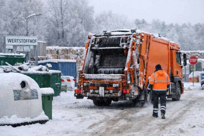 Müllwagen auf Wertstoffhof bei winterlichem Wetter