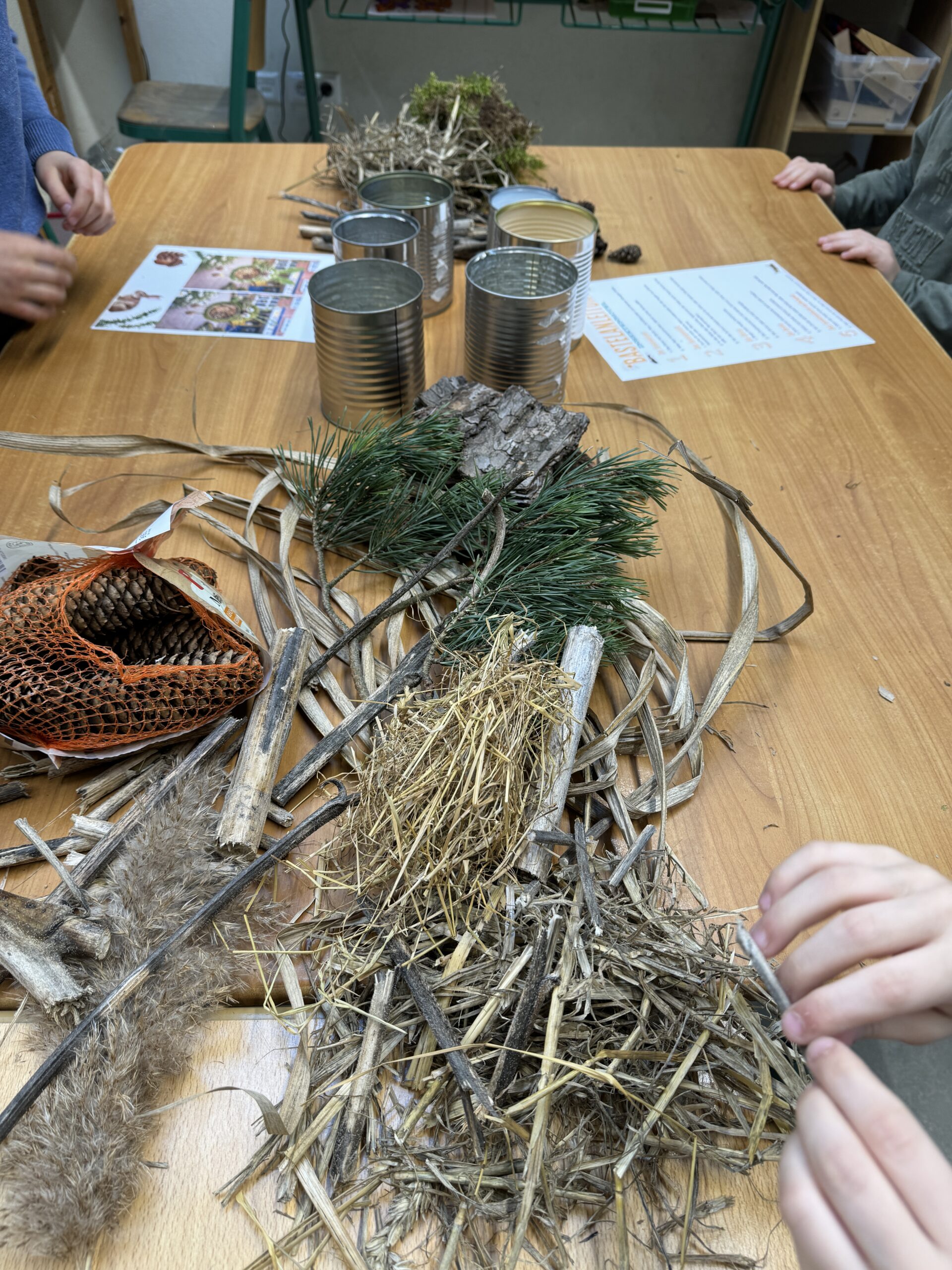 Bastelmaterialien der Kinder.