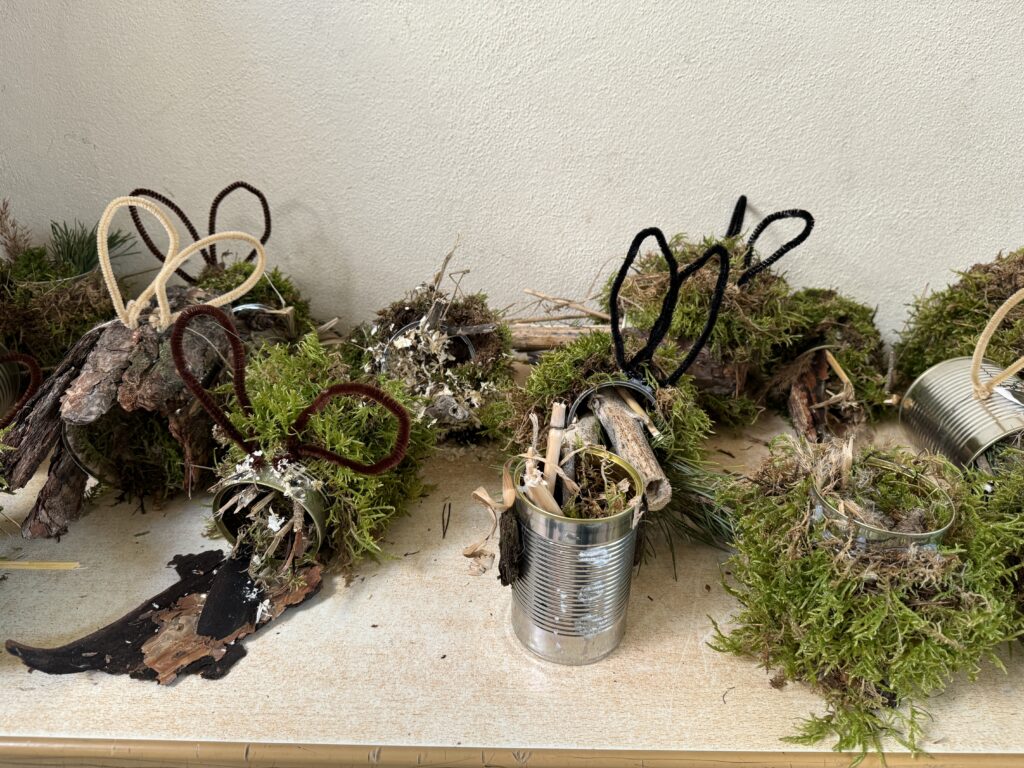 Gebastelte Insektenhotels.