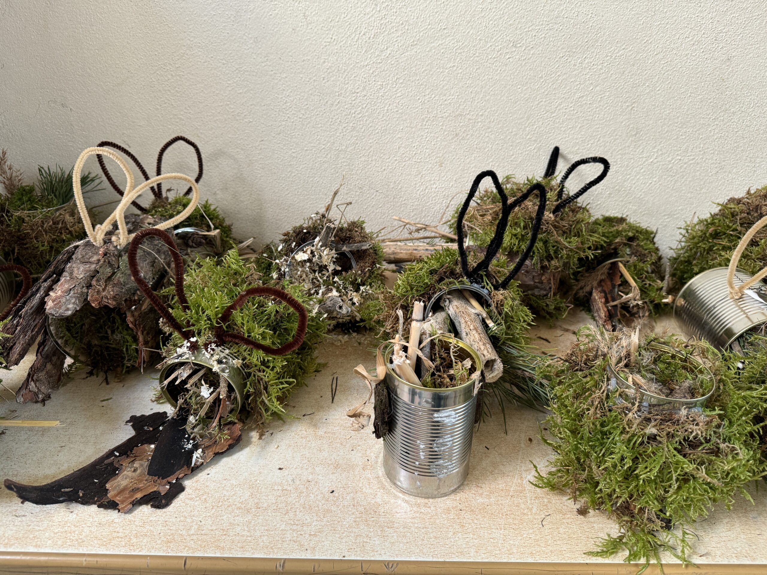 Gebastelte Insektenhotels.