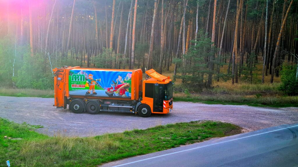 Müllauto im Wald