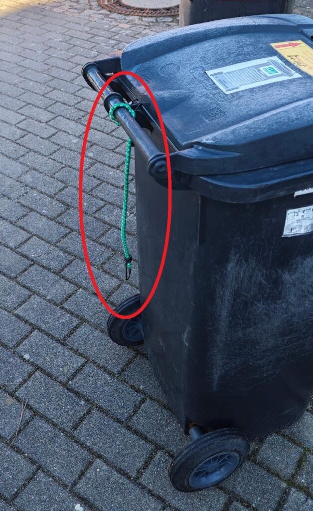 Abfallbehälter mit Anbau Gurt
