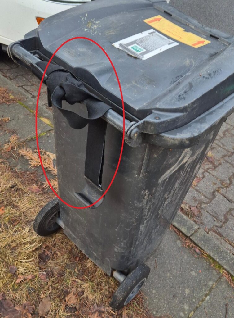 Abfallbehälter mit Anbau Gurt