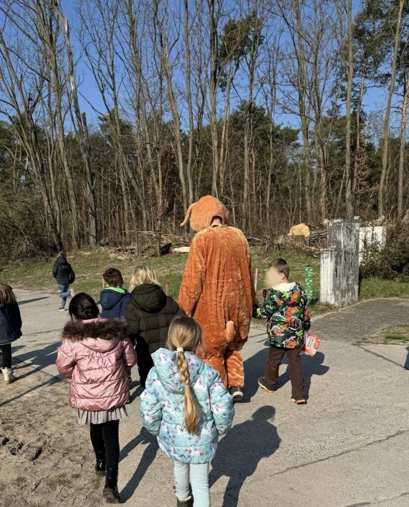 Der Osterhase spaziert mit den Kindern.